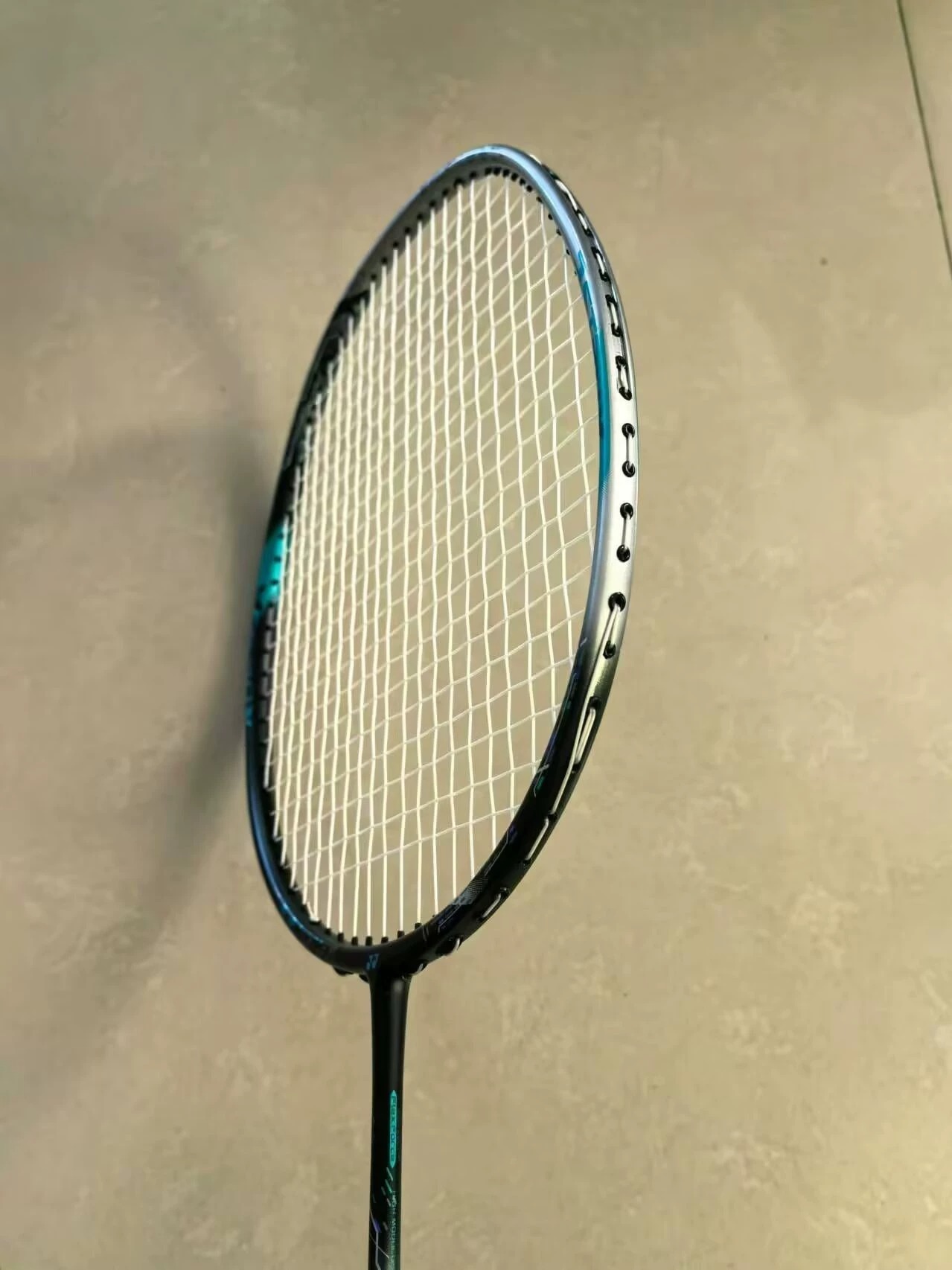 全新精定尤尼克斯天斧88d新色羽毛球拍单拍高定全碳素超轻4U碳纤维进攻型耐用型羽毛球 （质保28高磅） 拍框材质全新高钢碳素纤维，拍杆材质高弹碳素纤维。轻盈、弹